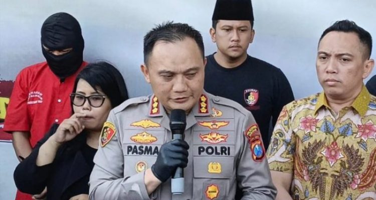 Ket poto : Kapolrestabes Surabaya Kombes Pol Pasma Royce saat jumpa pers
