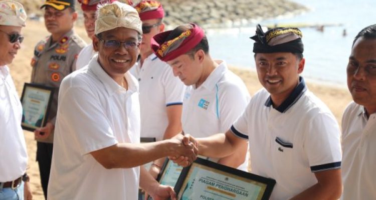 Ket poto: Kapolres Jembrana AKBP I Dewa Gde Juliana menerima piagam penghargaan dari Menteri Lingkungan Hidup dan Kehutanan (LHK)