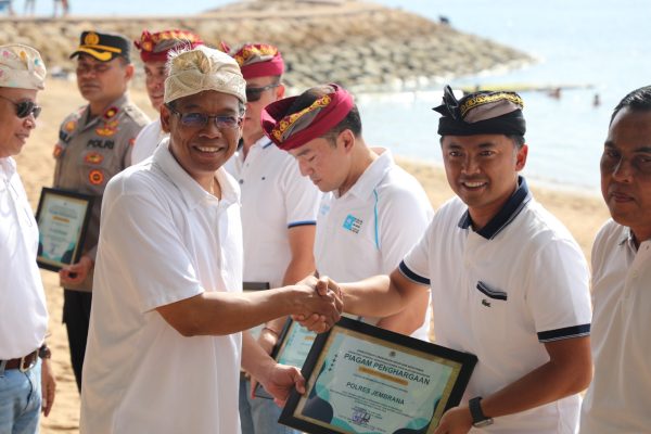 Ket poto: Kapolres Jembrana AKBP I Dewa Gde Juliana menerima piagam penghargaan dari Menteri Lingkungan Hidup dan Kehutanan (LHK)