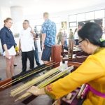 Ket poto: Bupati Jembrana saat dampingi turis asing melihat pembuatan kain tenun di Sentra Tenun Ket poto: Bupati Jembrana saat dampingi turis asing melihat pembuatan kain tenun di Sentra Tenun