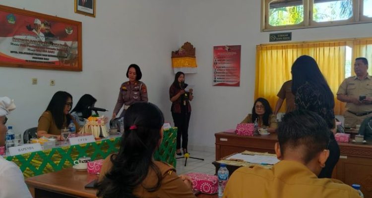 Ket poto: forum konsultasi publik dengan tema “Optimalisasi PAD melalui SIMPEDATU PAKEBER yang berkalobarasi dengan Whatshapp Blast” di ruang rapat UPTD pelayanan pajak dan restribusi daerah Provinsi Bali di Kantor Samsat Jembrana. Ket poto: forum konsultasi publik dengan tema “Optimalisasi PAD melalui SIMPEDATU PAKEBER yang berkalobarasi dengan Whatshapp Blast” di ruang rapat UPTD pelayanan pajak dan restribusi daerah Provinsi Bali di Kantor Samsat Jembrana.