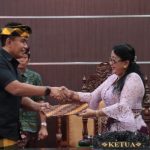 Ket poto: Wabup Jembrana serahkan jawaban bupati atas pandangan fraksi DPRD Jembrana kepada Ketua DPRD Jembrana