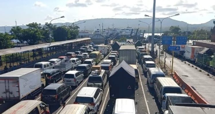 Ket poto: Situasi di Pelabuhan Gilimanuk pasca cuaca burut di Selat Bali