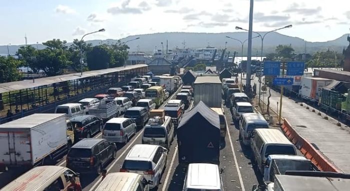Ket poto: Situasi di Pelabuhan Gilimanuk pasca cuaca burut di Selat Bali