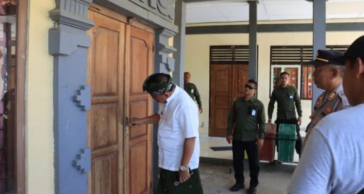 Ket poto: Bupati Jembrana pantau sekolah yang kemalingan