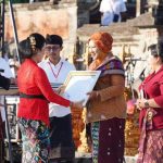 Tokoh perempuan asal Kabupaten Jembrana, Ni Putu Witari menerima penghargaan Perempuan Berjasa dan Berprestasi Ket poto: Tokoh perempuan asal Kabupaten Jembrana, Ni Putu Witari menerima penghargaan Perempuan Berjasa dan Berprestasi