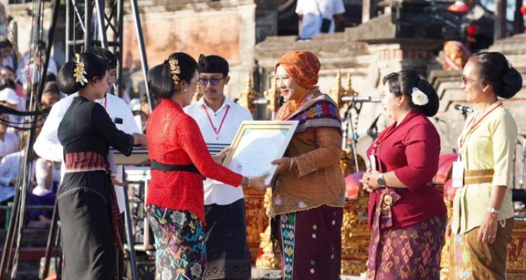 Tokoh perempuan asal Kabupaten Jembrana, Ni Putu Witari menerima penghargaan Perempuan Berjasa dan Berprestasi Ket poto: Tokoh perempuan asal Kabupaten Jembrana, Ni Putu Witari menerima penghargaan Perempuan Berjasa dan Berprestasi