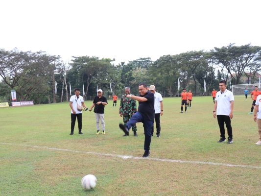 Ket poto: Bupati Jembrana buka Liga Jembrana 2023 di Lapangan Pecangakan