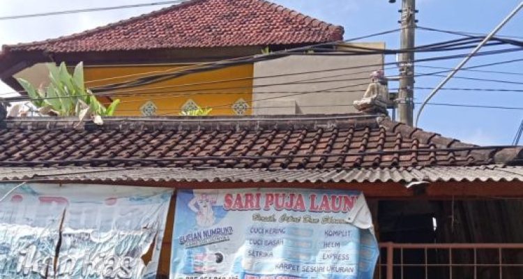 Ket poto: Salah satu tiang listrik yang berada di rumah warga Kelurahan Pendem