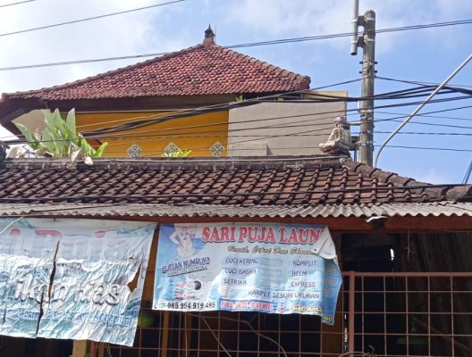 Ket poto: Salah satu tiang listrik yang berada di rumah warga Kelurahan Pendem