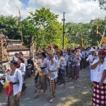 Ket poto: Prosesi nyatur desa dipujawali Pura Puseh lan Desa Batuagung