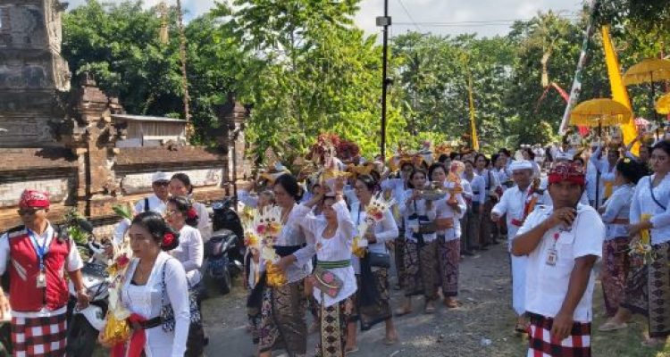 Ket poto: Prosesi nyatur desa dipujawali Pura Puseh lan Desa Batuagung
