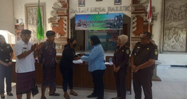 Kejaksaan Negeri Jembrana memberi RJ kepada terdakwa kasus pencurian uang dan perhiasan di Kantor Desa Baluk, Kecamatan negara, Jembrana