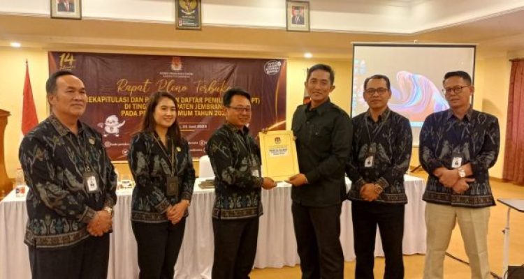 Ket poto: Ketua KPU Jembrana serahkan penetapan DPT ke partai politik Ket poto: Ketua KPU Jembrana serahkan penetapan DPT ke partai politik