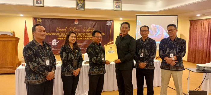 Ket poto: Ketua KPU Jembrana serahkan penetapan DPT ke partai politik