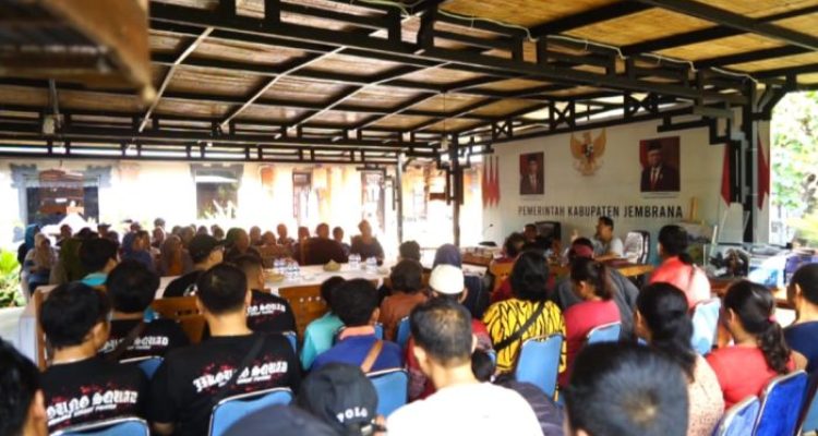 Ket poto: Komunitas Konsumen Jembrana dan para pedagang pasar Umun Negara datangi rumah jabatan bupati