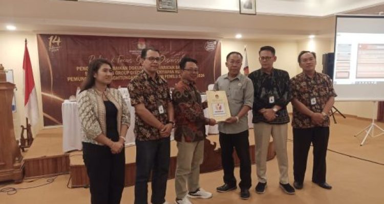 Ket poto: Penyerahan hasil Vermin seluruh Bacaleg oleh KPU Jembrana kepada seluruh parpol di ruang rapat Hotel Jimbarwana, Kabupaten Jembrana, Sabtu (24/6/2023). Ket poto: Penyerahan hasil Vermin seluruh Bacaleg oleh KPU Jembrana kepada seluruh parpol di ruang rapat Hotel Jimbarwana, Kabupaten Jembrana, Sabtu (24/6/2023).