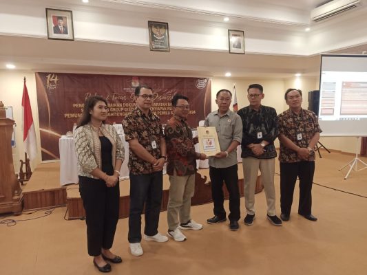 Ket poto: Penyerahan hasil Vermin seluruh Bacaleg oleh KPU Jembrana kepada seluruh parpol di ruang rapat Hotel Jimbarwana, Kabupaten Jembrana, Sabtu (24/6/2023).