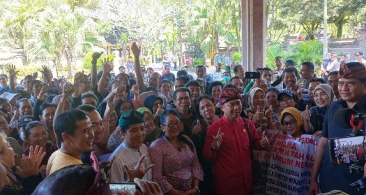 Ket poto: Saat pedagang Pasar Umum Negara datangi Kantor DPRD Jembrana