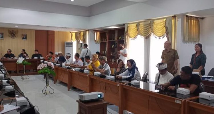 Ket poto: Rapat dengar pendapat anatara pedagang Pasar Umum Negara dan Pemkab Jembrana dimediasi DPRD Jembrana