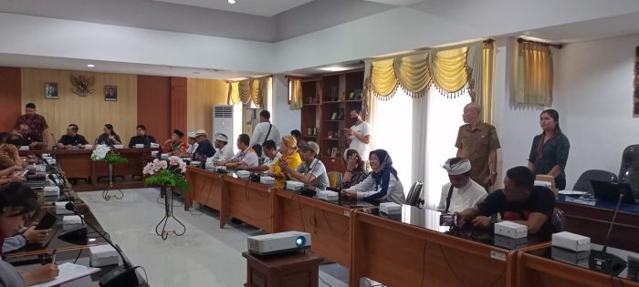 Ket poto: Rapat dengar pendapat anatara pedagang Pasar Umum Negara dan Pemkab Jembrana dimediasi DPRD Jembrana