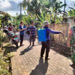 Ket poto: Warga Banjar Tegalbadeng melakukan penyemprotan untuk membasmi serangan ulat bulu Ket poto: Warga Banjar Tegalbadeng melakukan penyemprotan untuk membasmi serangan ulat bulu
