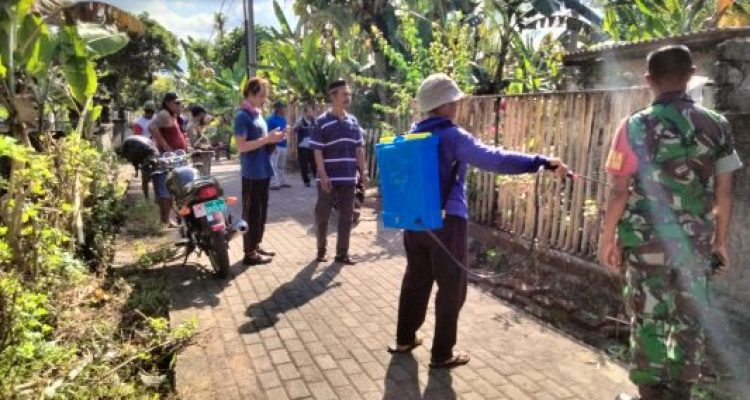 Ket poto: Warga Banjar Tegalbadeng melakukan penyemprotan untuk membasmi serangan ulat bulu Ket poto: Warga Banjar Tegalbadeng melakukan penyemprotan untuk membasmi serangan ulat bulu