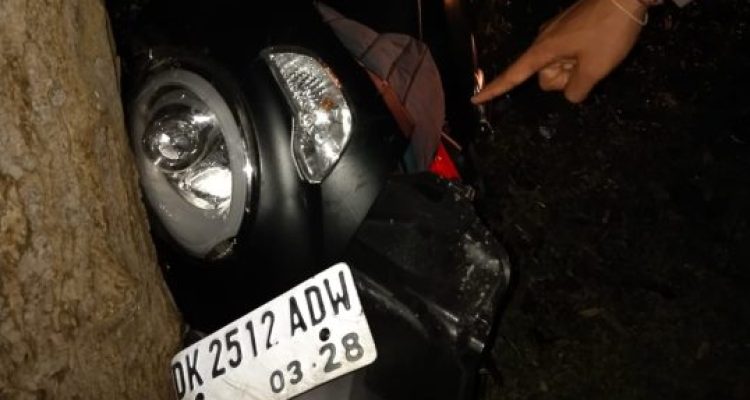 Ket poto: Kondisi sepeda motor korban setelah tabrak pohon