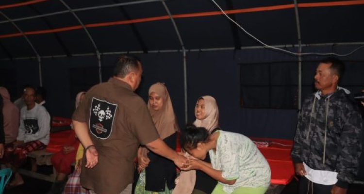 Ket poto: Bupati Jembrana I Nengah Tamba memantau warga yang Desa Pengambengan terdapak banjir di tempat pengungsian Ket poto: Bupati Jembrana I Nengah Tamba memantau warga yang Desa Pengambengan terdapak banjir di tempat pengungsian