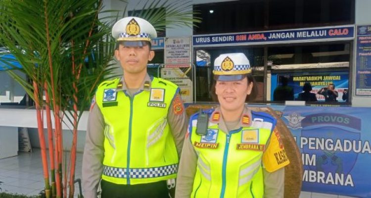 Ket poto: Kasat Lantas bersama Kanit Lantas Polres Jembrana