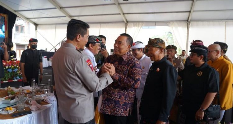 Ket poto: Bupati Jembrana I Nengah Tamba bersama Kapolda Bali Baru Irjen Pol Ida Bagus Kade Putra Narendra Ket poto: Bupati Jembrana I Nengah Tamba bersama Kapolda Bali Baru Irjen Pol Ida Bagus Kade Putra Narendra