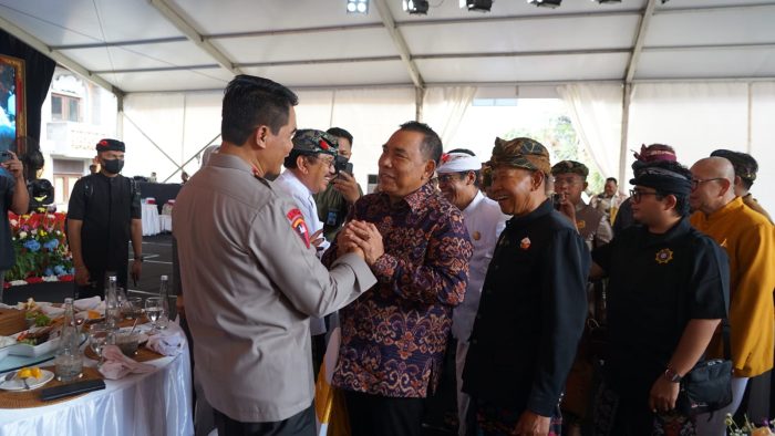 Ket poto: Bupati Jembrana I Nengah Tamba bersama Kapolda Bali Baru Irjen Pol Ida Bagus Kade Putra Narendra