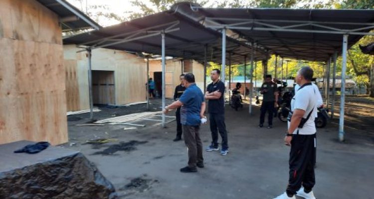 Ket Poto: Bupati Jembrana I Nengah Tamba pantau pembangunan relokasi pedagang Pasar Umum Negara di area parkir Pemkab Jembrana