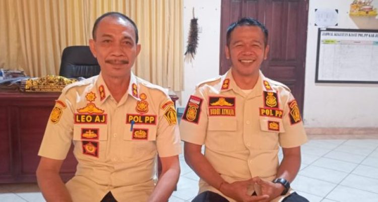 Ket poto: Kasat Pol PP Jembrana I Made Leo Agus Jaya didampingi oleh Bidang Badan Perlindungan Masyarakat I Kadek Rita Budhi Atmaja Ket poto: Kasat Pol PP Jembrana I Made Leo Agus Jaya didampingi oleh Bidang Badan Perlindungan Masyarakat I Kadek Rita Budhi Atmaja