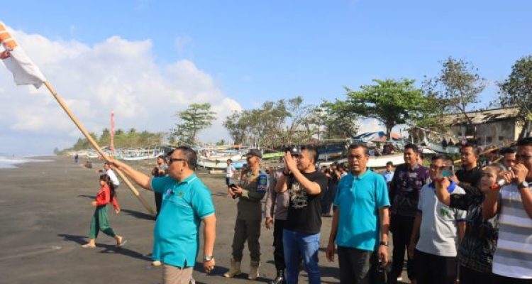 Ket poto: Bupati Jembrana I Nengah Tamba didamping Wakil Bupati I Gede Ngurah Patriana Krisna melepas kegiatan Petik Laut di Desa Air Kuning