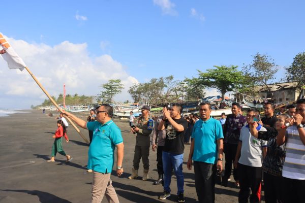 Ket poto: Bupati Jembrana I Nengah Tamba didamping Wakil Bupati I Gede Ngurah Patriana Krisna melepas kegiatan Petik Laut di Desa Air Kuning