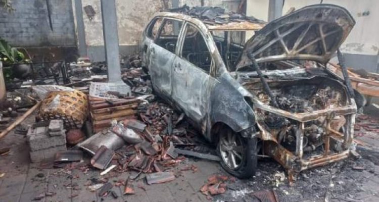 Ket poto: Garasi dan mobil korban hangus terbakar Ket poto: Garasi dan mobil korban hangus terbakar