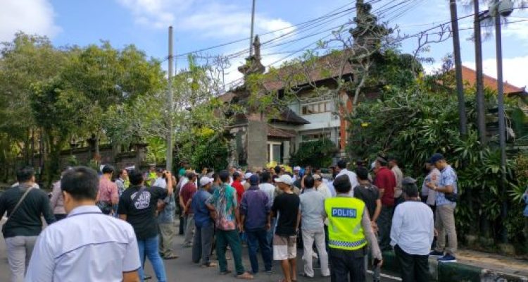 Ket poto: Warga Desa Yehsumbul datangi Kantor Bupati Jembrana