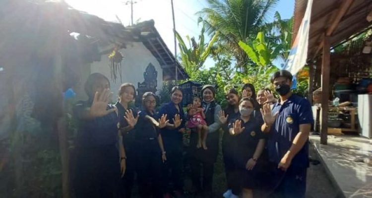 Ket poto: FAD Jembrana dan relawan kemanusiaan serta Dinas PPAPPKB Jembrana kunjungi korban bully Ket poto: FAD Jembrana dan relawan kemanusiaan serta Dinas PPAPPKB Jembrana kunjungi korban bully