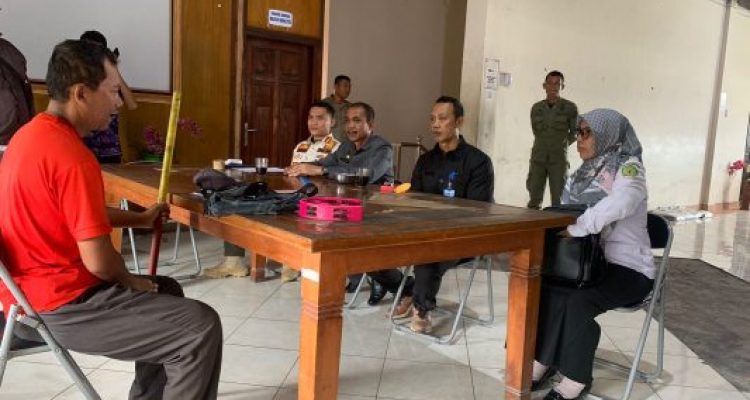 Ket poto: Pengemis yang mengaku buta dicek oleh Kadis Sosial Jembrana