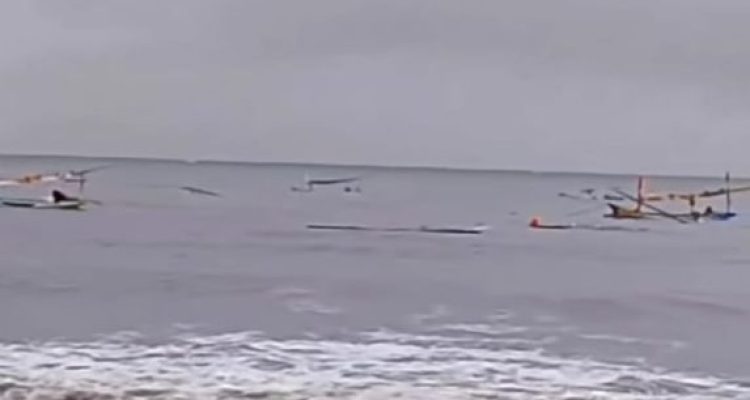 Ket poto: Perahu nelayan di Pesisir Pantai Pebuahan tenggelam diterjang ombak besar Ket poto: Perahu nelayan di Pesisir Pantai Pebuahan tenggelam diterjang ombak besar