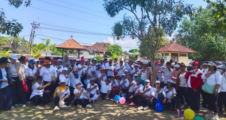 Ket poto: Paeratai Gerindra Jembrana poto bersama dengan para lansia Jembrana di Museum Purbakala Gilimanuk