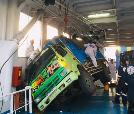 Ket poto: kondisi truk saat digocang gelombang tinggi di Selat Bali