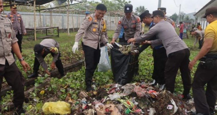Ket poto: Kapolres jembrana AKBP I Dewa Gde Juliana bersama jajarannya sedang melakukan bersih-bersih sampah di Desa Pengambengan Ket poto: Kapolres jembrana AKBP I Dewa Gde Juliana bersama jajarannya sedang melakukan bersih-bersih sampah di Desa Pengambengan