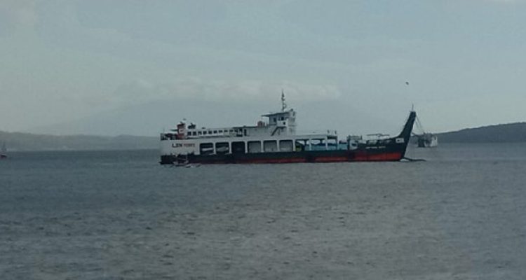 Ket poto: Menjelang evakuasi KMP Trisna Dwitya yang kandas di Selat Bali akibat cuaca buruk kemarin Ket poto: Menjelang evakuasi KMP Trisna Dwitya yang kandas di Selat Bali akibat cuaca buruk kemarin