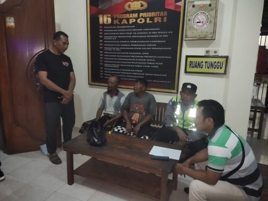 Ket poto: 2 korban selamat dalam perahu yang terbalik di Perairan Rambutsiwi