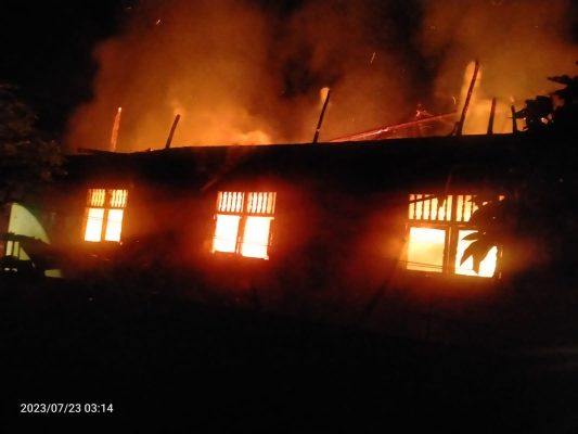 Ket poto: Rumah milik warga Desa Cupel milik Ahmad Haidir hangus terbakar