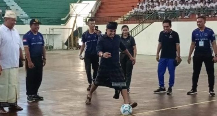 Ket poto: Wabup Ipat Buka Kuvera SMKNA Futsal Competition di GOR Kresna Jvara, Kamis (27/7).