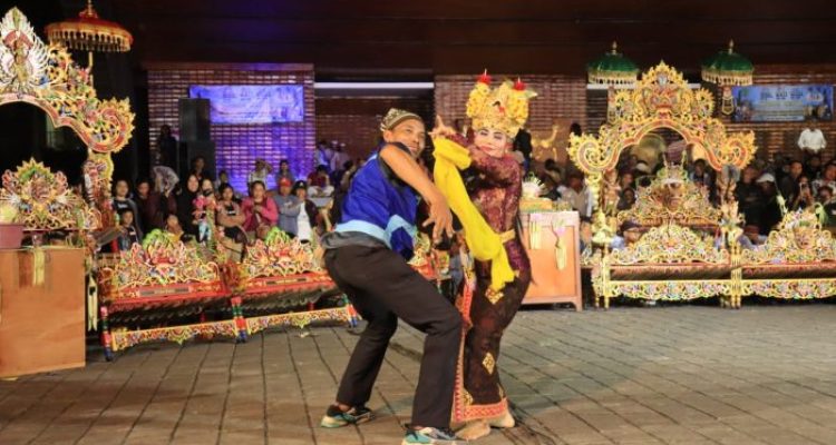 Ket poto: Salah satu penari Joget Bungbung sedang menerima pengibing