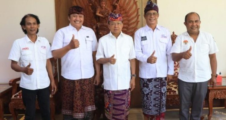 Ket poto: Gubernur Bali I Wayan Koster Bersama Pengurus SMSI Bali